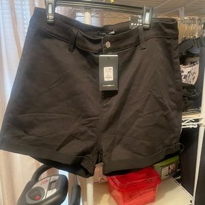 Ladies Fashion Nova black shorts very nice size 1X